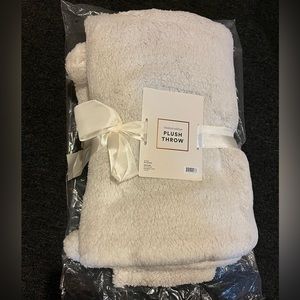Plush throw blanket